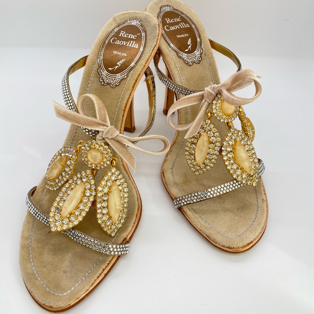 Dazzle the runway like a celebrity with this elegant jewels in your feet.